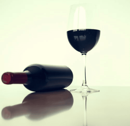 Rødvin på trægulv – Så nemt er det at fjerne rødvinspletter